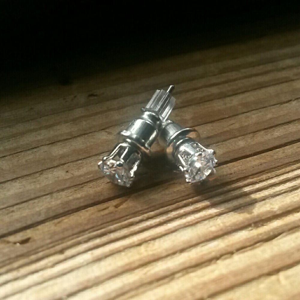 *NWOT* Silver Cubic Zirconia Diamond  Earnings